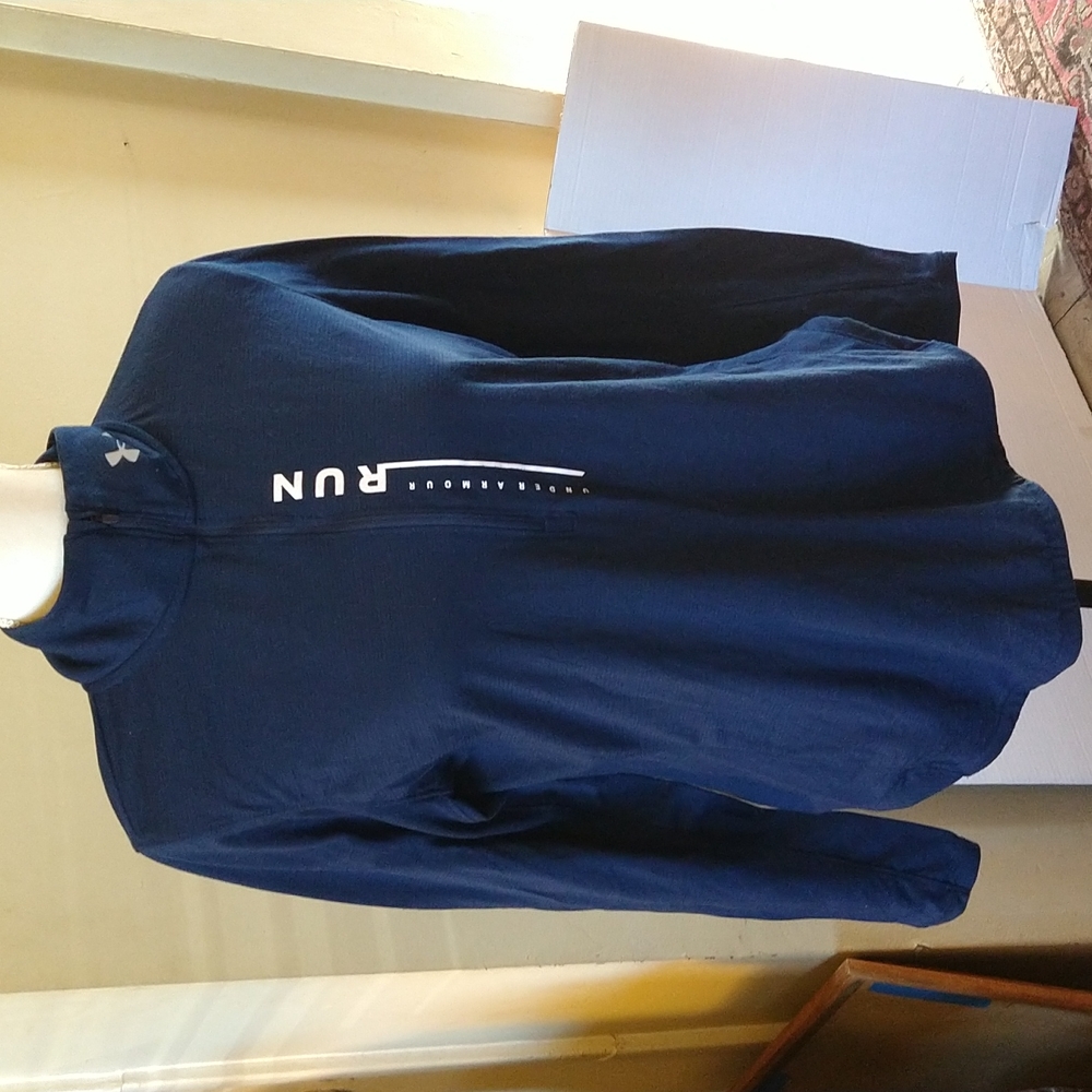 VGUC. Under Armor long sleeve athletic shirt.